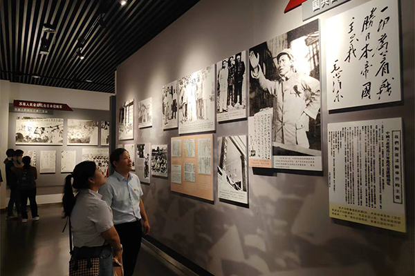 黨員同志們駐足認真學習 /cxyq/20240924101032-Fp_M38M4pxsmrGFMbJ-kU2mk6vV8.jpg