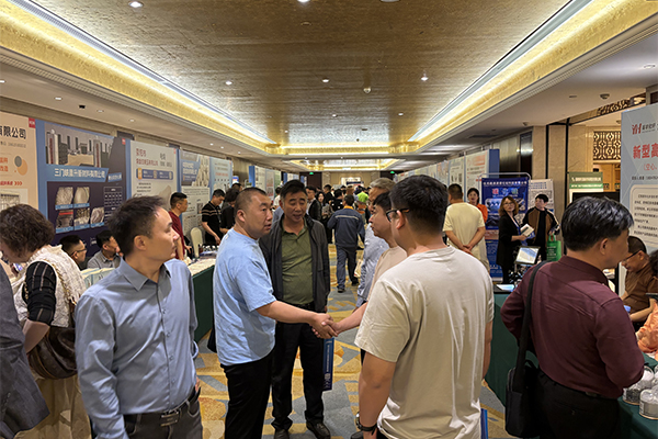 展會現(xiàn)場人頭攢動 /cxyq/20250416145851-FtgxJtTBd0plBXoCu0385BC3koGe.jpg